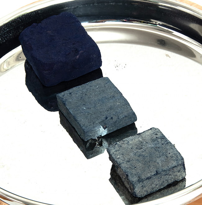 【送料無料・5個セット】インディゴケーキ - インド藍 ブロック 藍染用 【標準品 約100g】 5 - 奥から最高級品、良品、標準品のインディゴケーキです。色が違いますね。