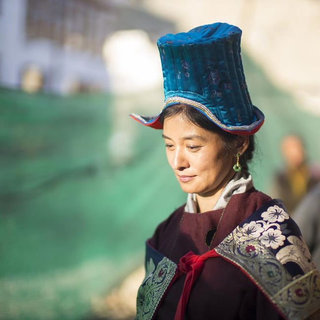 ラダックの伝統的な帽子 11 - ラダックの帽子にはいろいろな形がありますが、この女性がかぶっているのものその一つ。(c)wikipedia