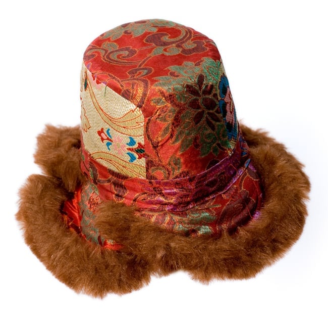 ラダックの伝統的な帽子 2 - 赤い帽子の全体写真です