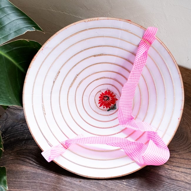 ベトナム文化の象徴 伝統傘 ノン・ラーSサイズ 6 - このようにリボンを通しても良いです