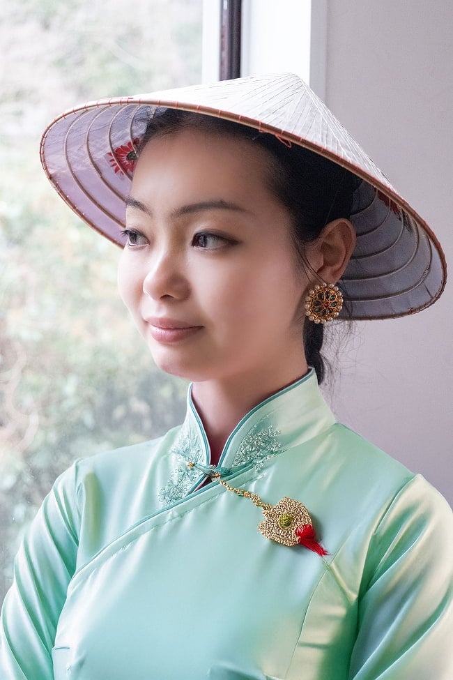 ベトナム文化の象徴 伝統傘 ノン・ラーMサイズ 7 - 実際の着用例です。こちらは成人だとちょっと小さいのでお子様向きです