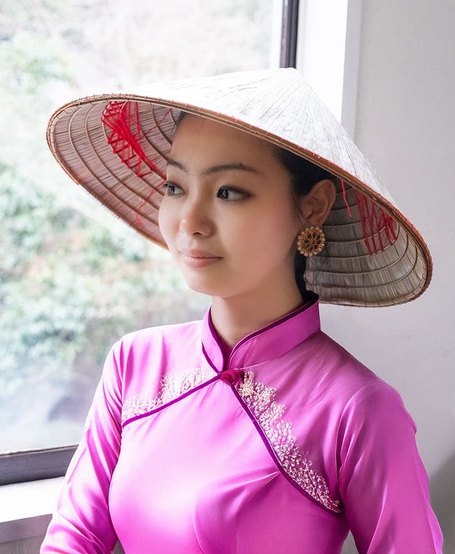 ベトナム文化の象徴 伝統傘 ノン・ラーLサイズ 7 - 実際の着用例です。