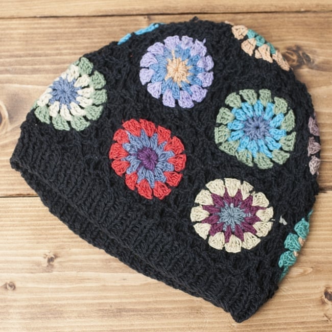 お花刺繍のニット帽 2 - 室内で見てみた様子です。