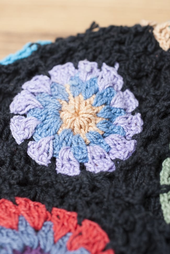 お花刺繍のニット帽 3 - 手縫いで作られたお花が可愛いです。
