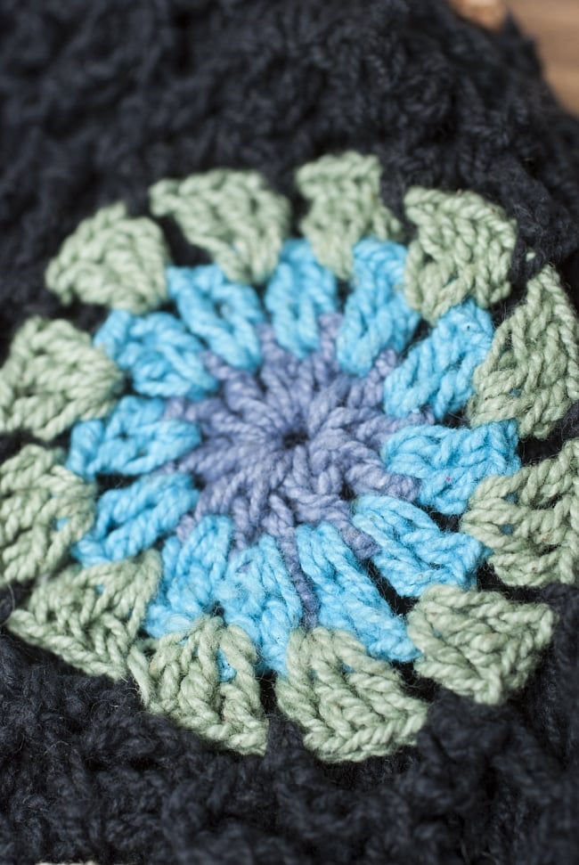お花刺繍のニット帽 5 - 手作りの商品のため、お花の色パターンは商品ごとに異なります。