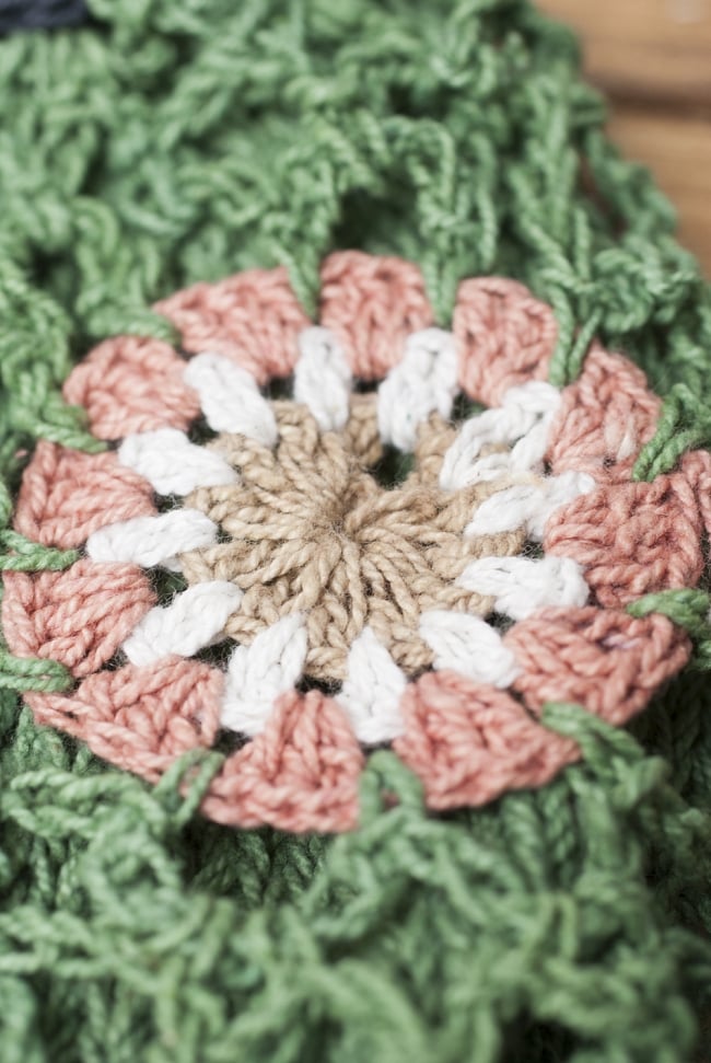 お花刺繍のニット帽 - グリーン 3 - 手縫いで作られたお花が可愛いです。