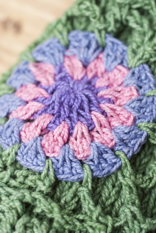 お花刺繍のニット帽 - グリーン 5 - 手作りの商品のため、お花の色パターンは商品ごとに異なります。