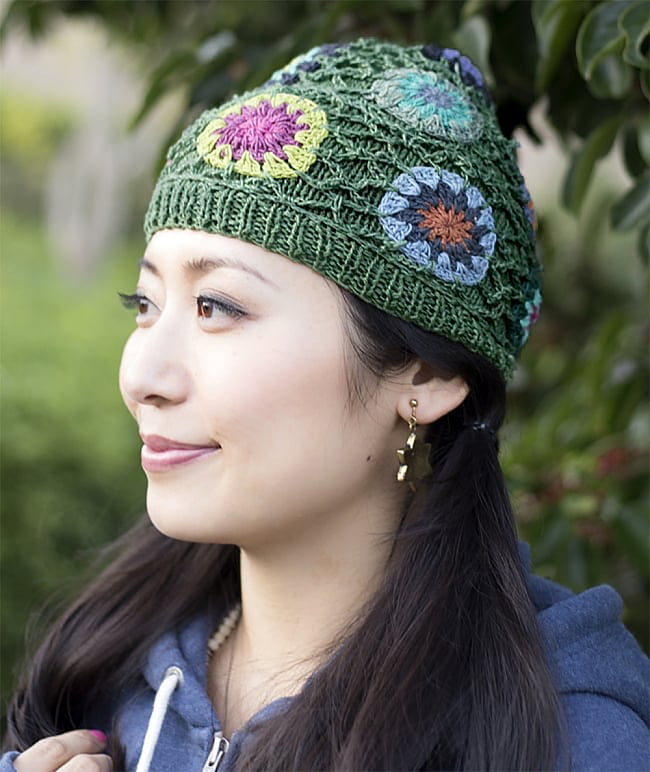 お花刺繍のニット帽 - グリーンの写真1枚目です。お出かけにも普段使いにも。キュートなヘアアイテムです。 ニット帽, 帽子,お花刺繍,クロシェ