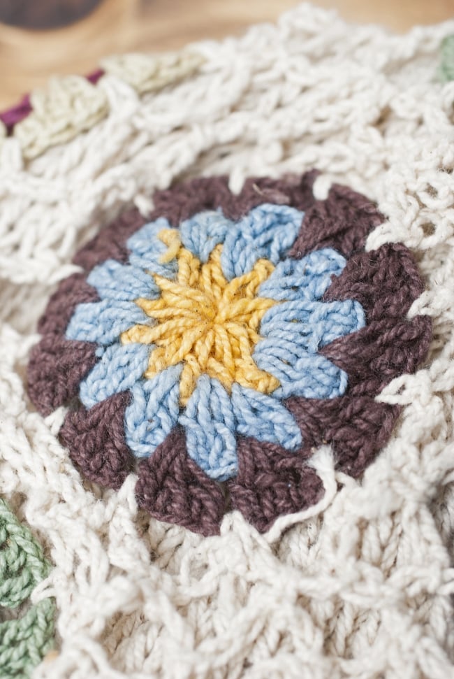 お花刺繍のニット帽 - ホワイト 3 - 手縫いで作られたお花が可愛いです。