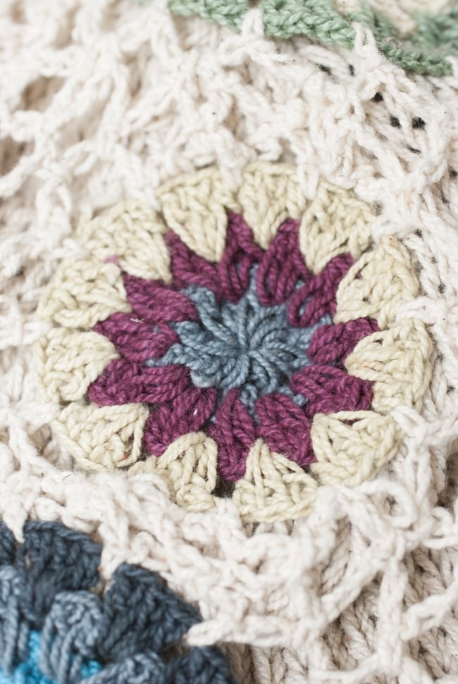 お花刺繍のニット帽 - ホワイト 5 - 手作りの商品のため、お花の色パターンは商品ごとに異なります。
