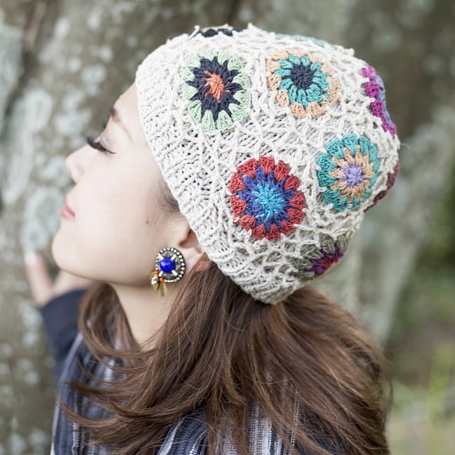 お花刺繍のニット帽 - ホワイトの写真1枚目です。お出かけにも普段使いにも。キュートなヘアアイテムです。ドレッド, ニット帽, 帽子,フェイクドレッド