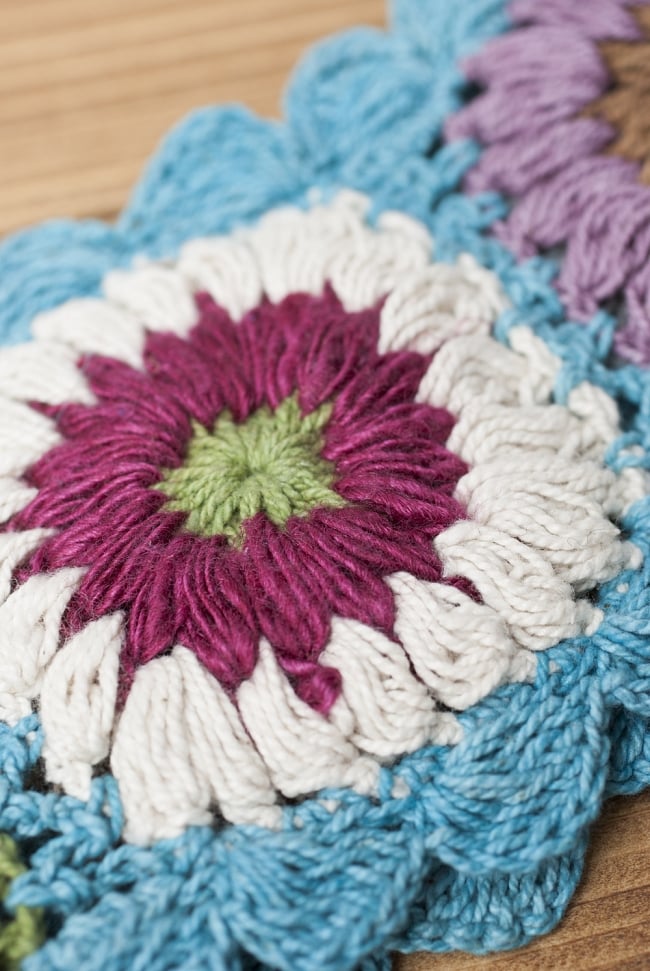 お花刺繍のニットヘアバンド - 水色 4 - 手作りの商品のため、お花の色パターンは商品ごとに異なります。
