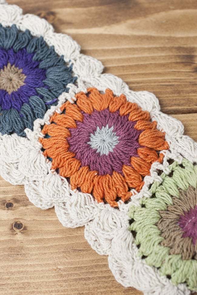 お花刺繍のニットヘアバンド - 白 4 - 手作りの商品のため、お花の色パターンは商品ごとに異なります。