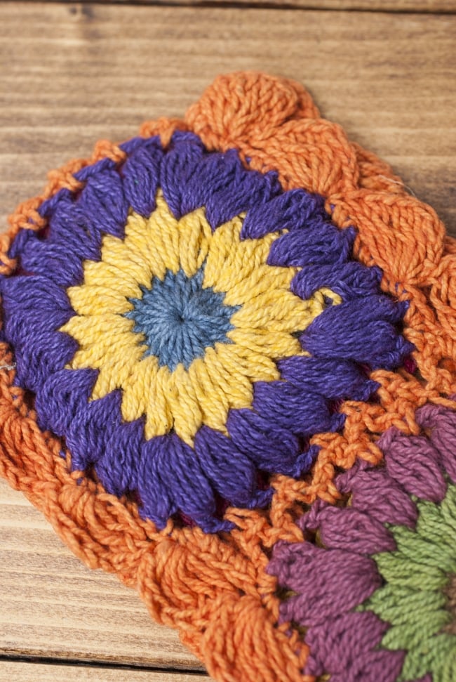 お花刺繍のニットヘアバンド - オレンジ 3 - 手縫いで作られたお花が可愛いです。