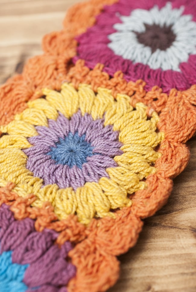 お花刺繍のニットヘアバンド - オレンジ 4 - 手作りの商品のため、お花の色パターンは商品ごとに異なります。