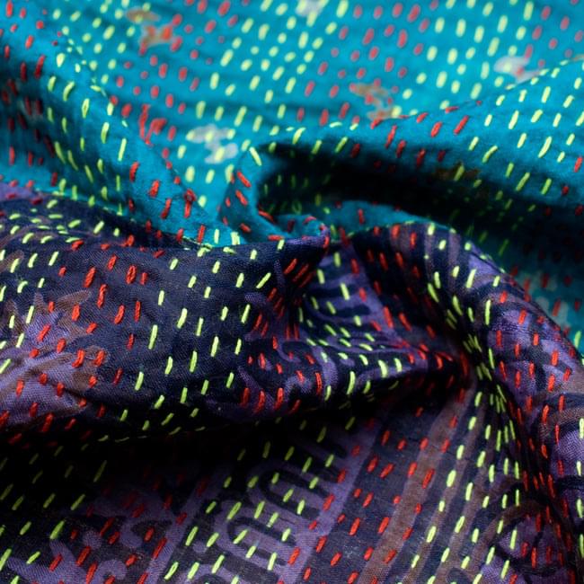 【1点物】インドのカンタ刺繍スカーフ (188cm×50cm) 5 - くしゃっとして質感がわかるように撮影してみました。