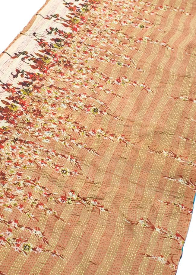 【1点物】インドのカンタ刺繍スカーフ (188cm×50cm) 9 - 反対面を斜めから撮ってみました。基本的にどちらが裏表かは決まっていませんので、お好みでお楽しみ下さい。