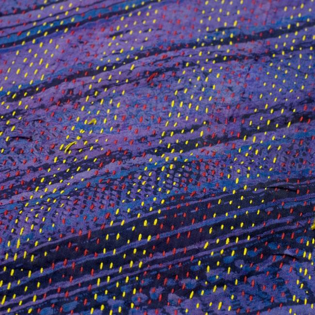 【1点物】インドのカンタ刺繍スカーフ (190cm×46cm) 3 - 商品をアップにしてみました。糸と布の色の組み合わせがとても美しいです。