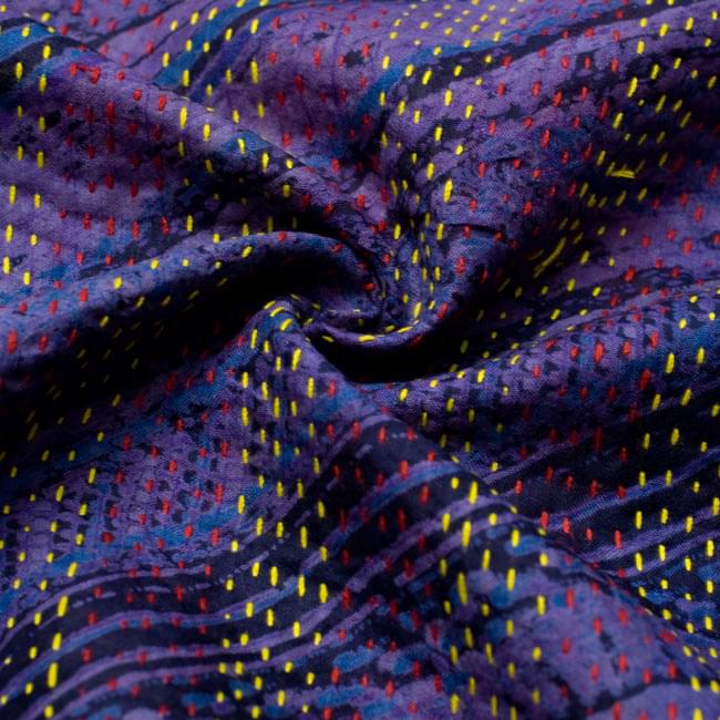【1点物】インドのカンタ刺繍スカーフ (190cm×46cm) 5 - くしゃっとして質感がわかるように撮影してみました。