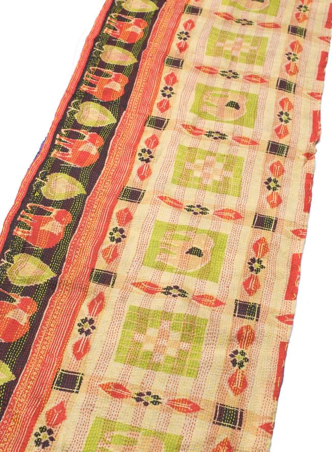 【1点物】インドのカンタ刺繍スカーフ (190cm×46cm) 9 - 反対面を斜めから撮ってみました。基本的にどちらが裏表かは決まっていませんので、お好みでお楽しみ下さい。