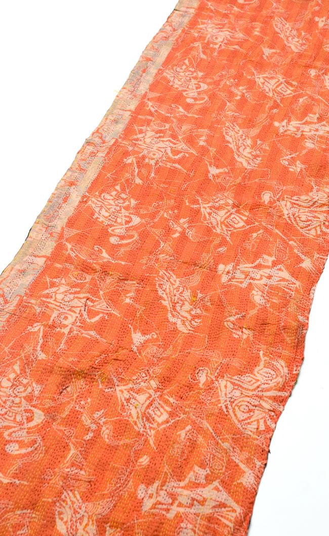 【1点物】インドのカンタ刺繍スカーフ (187-192cm×43cm) 2 - 斜めから撮ってみました。全体に刺し子がしてあるのでとても丈夫です。