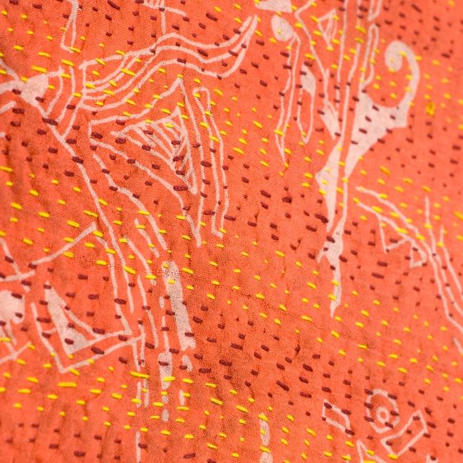 【1点物】インドのカンタ刺繍スカーフ (187-192cm×43cm) 3 - 商品をアップにしてみました。糸と布の色の組み合わせがとても美しいです。