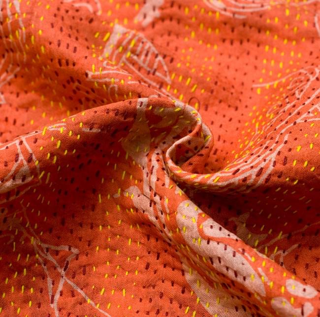 【1点物】インドのカンタ刺繍スカーフ (187-192cm×43cm) 5 - くしゃっとして質感がわかるように撮影してみました。