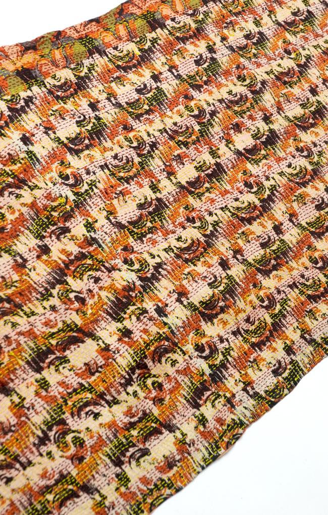 【1点物】インドのカンタ刺繍スカーフ (187-192cm×43cm) 9 - 反対面を斜めから撮ってみました。基本的にどちらが裏表かは決まっていませんので、お好みでお楽しみ下さい。