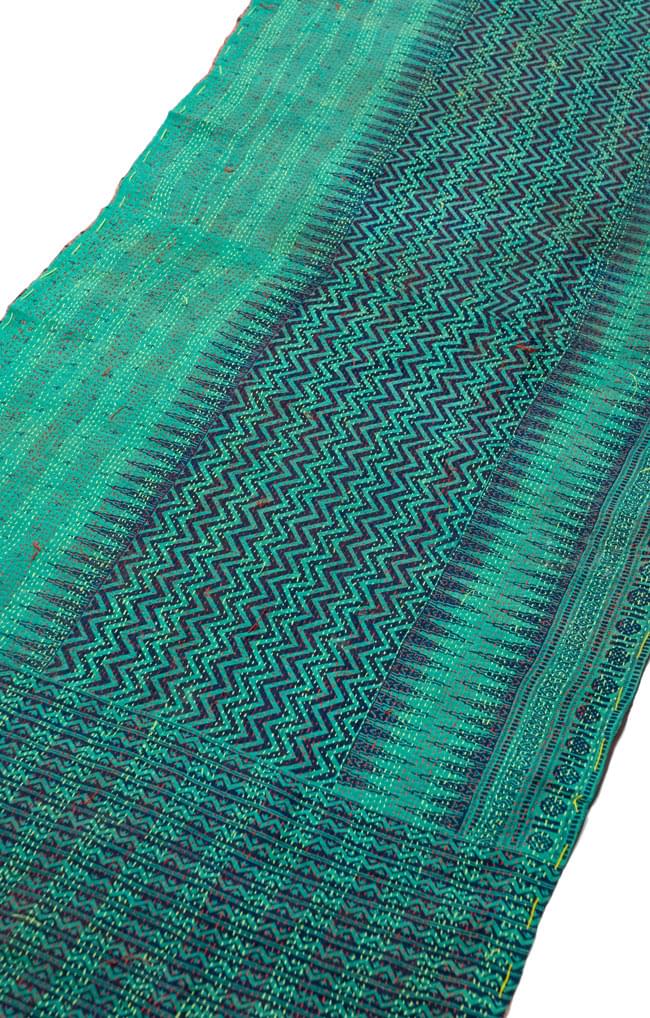 【1点物】インドのカンタ刺繍スカーフ (185cm×46cm) 2 - 斜めから撮ってみました。全体に刺し子がしてあるのでとても丈夫です。