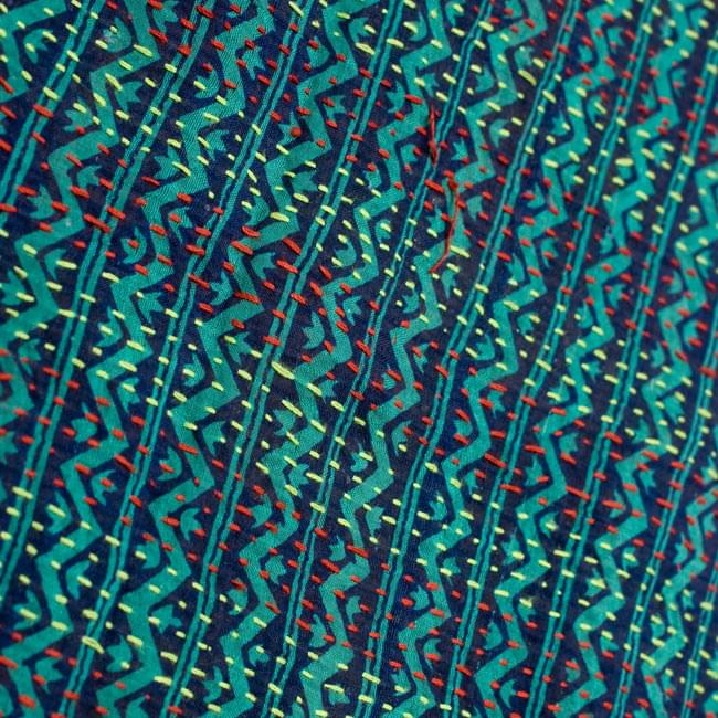 【1点物】インドのカンタ刺繍スカーフ (185cm×46cm) 3 - 商品をアップにしてみました。糸と布の色の組み合わせがとても美しいです。