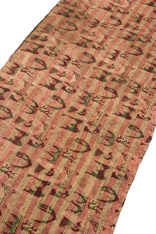 【1点物】インドのカンタ刺繍スカーフ (185cm×46cm) 9 - 反対面を斜めから撮ってみました。基本的にどちらが裏表かは決まっていませんので、お好みでお楽しみ下さい。