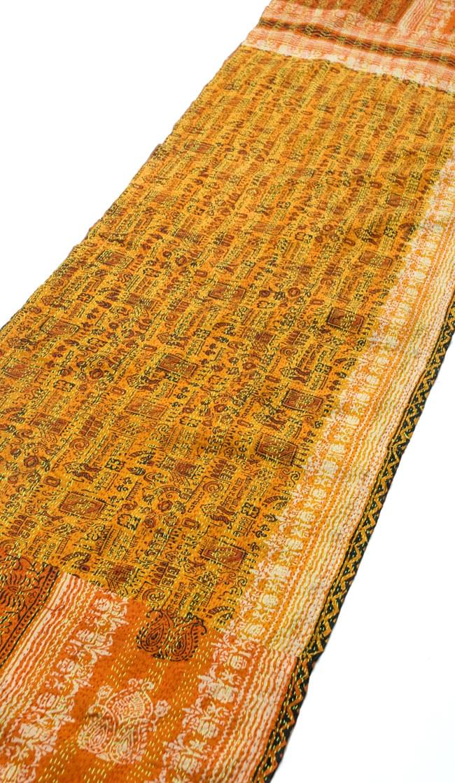 【1点物】インドのカンタ刺繍スカーフ (190cm×48cm) 2 - 斜めから撮ってみました。全体に刺し子がしてあるのでとても丈夫です。