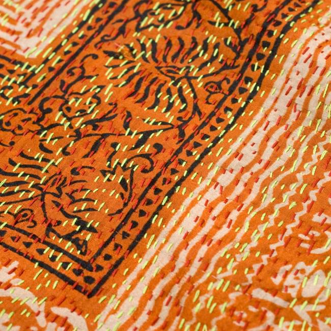 【1点物】インドのカンタ刺繍スカーフ (190cm×48cm) 3 - 商品をアップにしてみました。糸と布の色の組み合わせがとても美しいです。