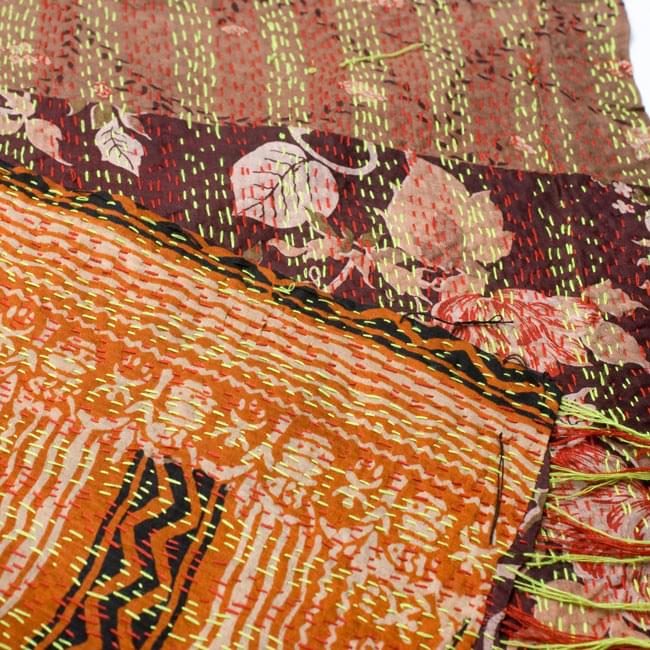 【1点物】インドのカンタ刺繍スカーフ (190cm×48cm) 8 - 反対面を折り返してみました。リバーシブルでお楽しみ頂けます。
