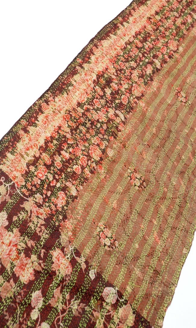 【1点物】インドのカンタ刺繍スカーフ (190cm×48cm) 9 - 反対面を斜めから撮ってみました。基本的にどちらが裏表かは決まっていませんので、お好みでお楽しみ下さい。
