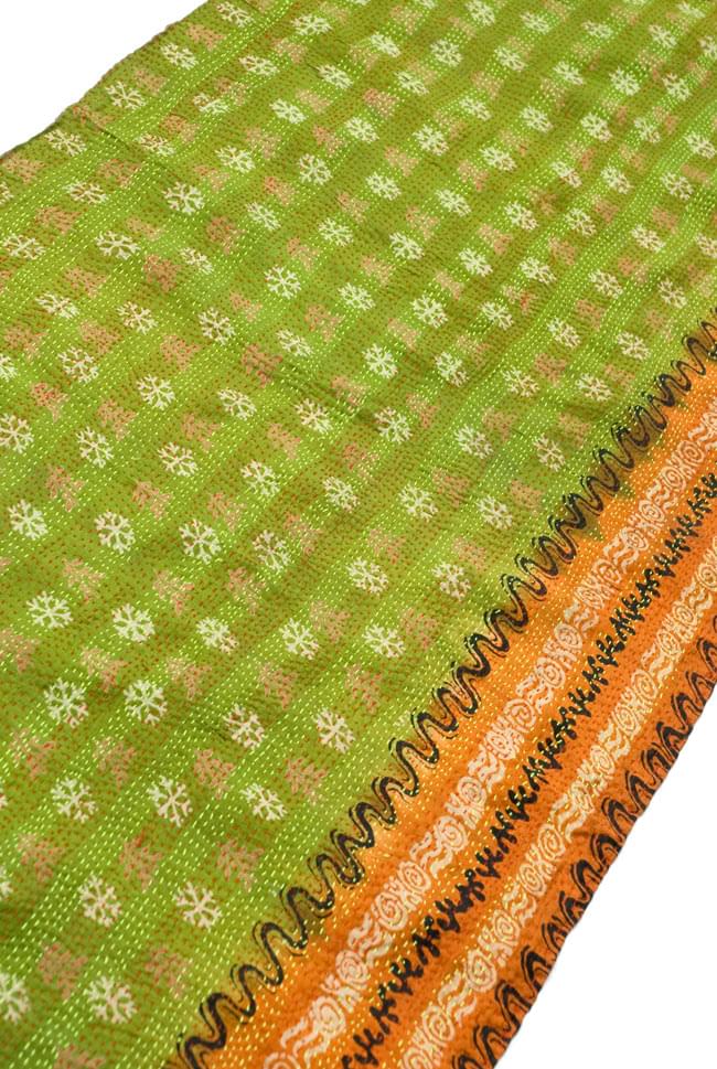 【1点物】インドのカンタ刺繍スカーフ (180cm×48cm) 2 - 斜めから撮ってみました。全体に刺し子がしてあるのでとても丈夫です。