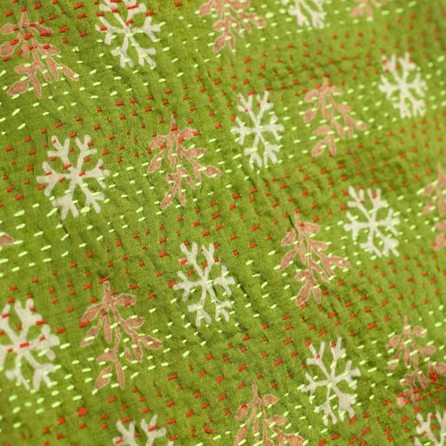 【1点物】インドのカンタ刺繍スカーフ (180cm×48cm) 3 - 商品をアップにしてみました。糸と布の色の組み合わせがとても美しいです。