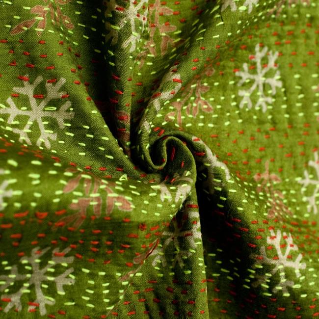 【1点物】インドのカンタ刺繍スカーフ (180cm×48cm) 5 - くしゃっとして質感がわかるように撮影してみました。