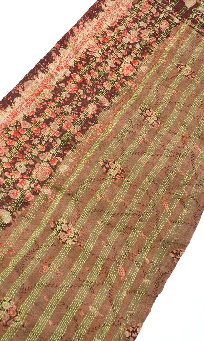 【1点物】インドのカンタ刺繍スカーフ (180cm×48cm) 9 - 反対面を斜めから撮ってみました。基本的にどちらが裏表かは決まっていませんので、お好みでお楽しみ下さい。