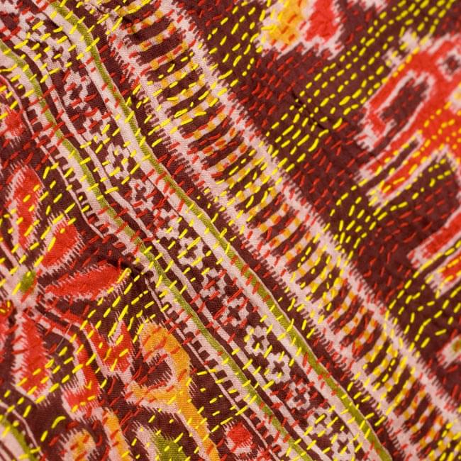 【1点物】インドのカンタ刺繍スカーフ (178cm×48cm) 3 - 商品をアップにしてみました。糸と布の色の組み合わせがとても美しいです。