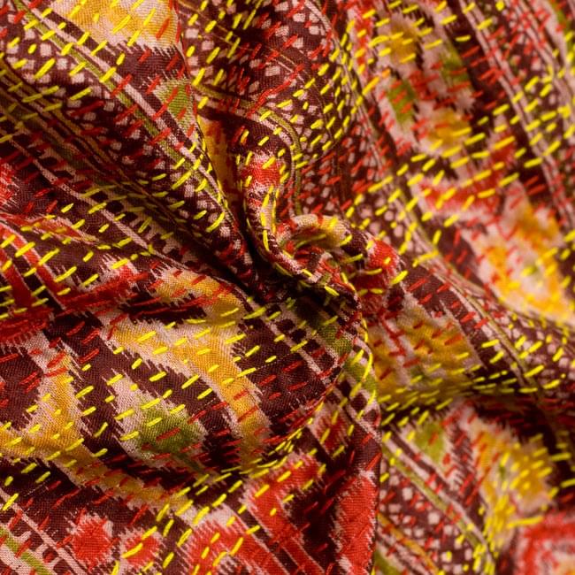 【1点物】インドのカンタ刺繍スカーフ (178cm×48cm) 5 - くしゃっとして質感がわかるように撮影してみました。