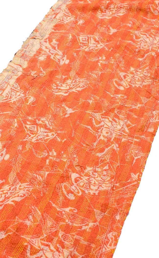 【1点物】インドのカンタ刺繍スカーフ (178cm×48cm) 9 - 反対面を斜めから撮ってみました。基本的にどちらが裏表かは決まっていませんので、お好みでお楽しみ下さい。