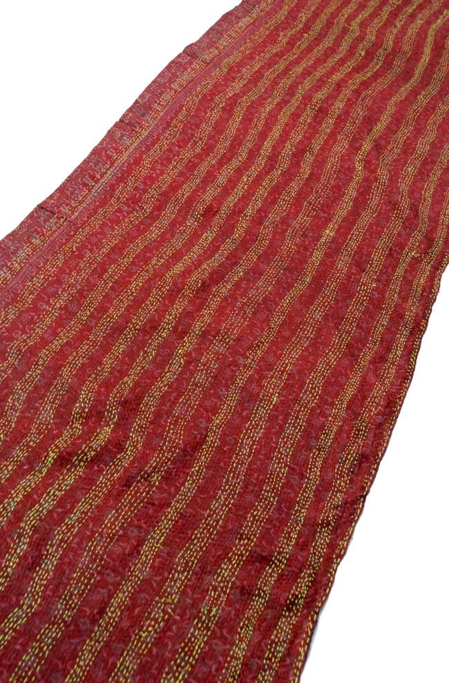 【1点物】インドのカンタ刺繍スカーフ (180cm×50cm) 2 - 斜めから撮ってみました。全体に刺し子がしてあるのでとても丈夫です。