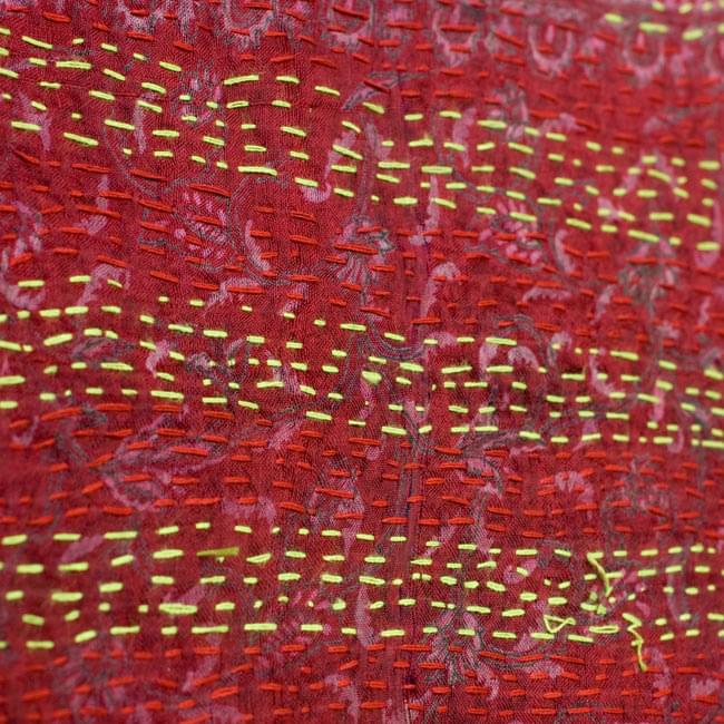 【1点物】インドのカンタ刺繍スカーフ (180cm×50cm) 3 - 商品をアップにしてみました。糸と布の色の組み合わせがとても美しいです。