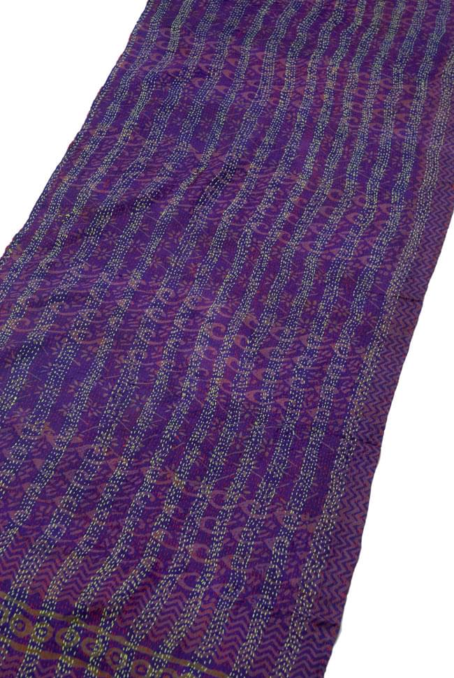 【1点物】インドのカンタ刺繍スカーフ (180cm×50cm) 9 - 反対面を斜めから撮ってみました。基本的にどちらが裏表かは決まっていませんので、お好みでお楽しみ下さい。