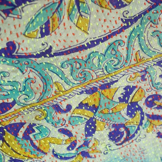 【1点物】インドのカンタ刺繍スカーフ (185cm×42cm) 3 - 商品をアップにしてみました。糸と布の色の組み合わせがとても美しいです。