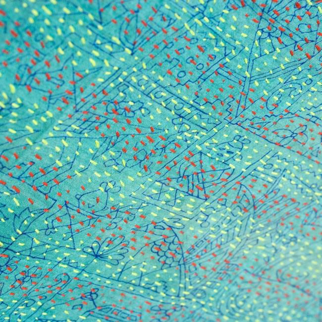 【1点物】インドのカンタ刺繍スカーフ (185cm×42cm) 4 - ひと針ひと針丁寧に縫われており、ため息の出る美しさです。