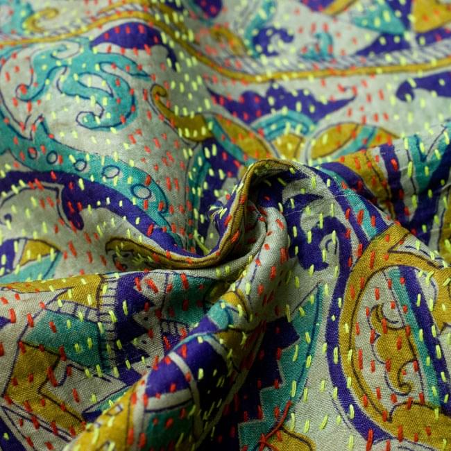 【1点物】インドのカンタ刺繍スカーフ (185cm×42cm) 5 - くしゃっとして質感がわかるように撮影してみました。