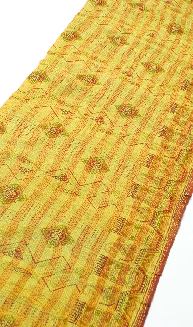 【1点物】インドのカンタ刺繍スカーフ (185cm×42cm) 9 - 反対面を斜めから撮ってみました。基本的にどちらが裏表かは決まっていませんので、お好みでお楽しみ下さい。