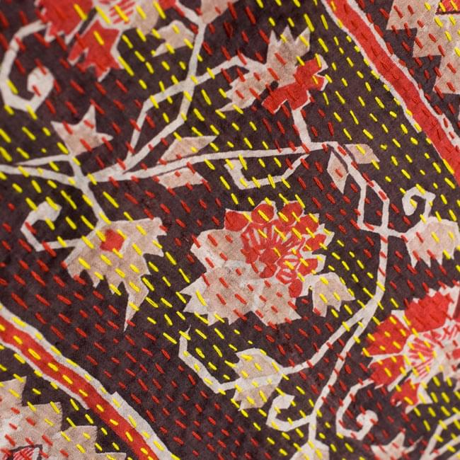 【1点物】インドのカンタ刺繍スカーフ (190cm×52cm) 4 - ひと針ひと針丁寧に縫われており、ため息の出る美しさです。